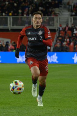 Toronto, ON, Kanada -23 Mart 2024: Shane O 'Neill # 27 Toronto FC defans oyuncusu Toronto FC (Kanada) ile Atlanta United (ABD) arasında oynanan MLS Normal Sezonu maçında top için yarışıyor (Score 2: 0))