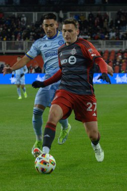 Toronto, ON, Kanada -23 Mart 2024: Shane O 'Neill # 27 Toronto FC defans oyuncusu Toronto FC (Kanada) ile Atlanta United (ABD) arasında oynanan MLS Normal Sezonu maçında top için yarışıyor (Score 2: 0))