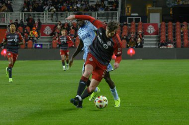 Toronto, ON, Kanada -23 Mart 2024: Toronto FC 'nin 6 numaralı defans oyuncusu Toronto FC (Kanada) ile Atlanta United (ABD) arasında oynanan MLS Normal Sezonu maçında top için koşuyor (Score 2: 0))