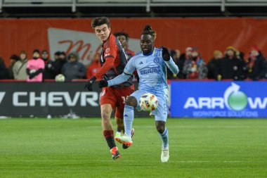 Toronto, ON, Kanada -23 Mart 2024: Alonso Coello # 14 Toronto FC (L) ve Tristan Muyumba # 8 Atlanta United (R) 'ın orta saha oyuncusu Toronto FC (Kanada) ve Atlanta United arasında oynanan MLS Regular Season maçında top için yarışıyor.