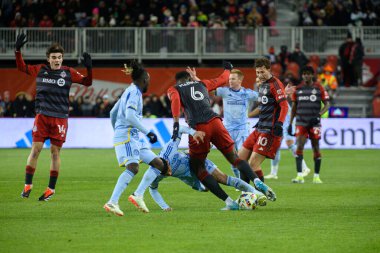 Toronto, ON, Kanada -23 Mart 2024: Toronto FC 'nin 6 numaralı defans oyuncusu Elio Nicolas de Araujo Firmino' yu Atlanta Birliği 'nin 30 numaralı forvetinde tutuyor.