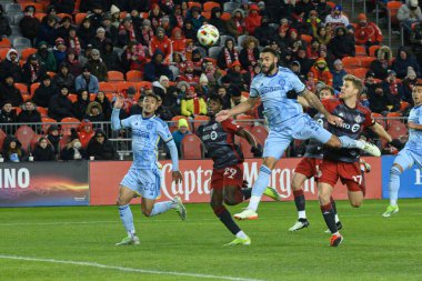 Toronto, ON, Kanada -23 Mart 2024: Derrick Williams # 3 Atlanta United defans oyuncusu Toronto FC (Kanada) ile Atlanta United (ABD) arasında oynanan MLS Normal Sezonu maçında topu baş aşağı atıyor (Score 2: 0))