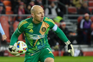 Toronto, ON, Kanada -23 Mart 2024: Brad Guzan # 1 Atlanta United kalecisi, Toronto FC (Kanada) ile Atlanta United (ABD) arasında oynanan MLS Normal Sezonu maçında topu tutuyor (Skoru 2: 0))