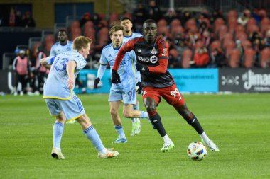 Toronto, ON, Kanada -23 Mart 2024: Toronto FC 'nin 99 no' lu forveti Toronto FC (Kanada) ile Atlanta United (ABD) arasında oynanan MLS Normal Sezonu maçında topla hareket ediyor (Score 2: 0))