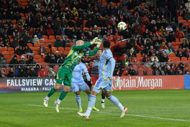 Toronto, ON, Kanada -23 Mart 2024: Brad Guzan # 1 numaralı Atlanta United kalecisi, Toronto FC (Kanada) ile Atlanta United (ABD) arasında oynanan MLS Normal Sezonu maçında topa vuruyor (Score 2: 0))