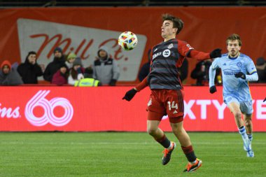 Toronto, ON, Kanada -23 Mart 2024: Alonso Coello # 14 Toronto FC orta saha oyuncusu Toronto FC (Kanada) ve Atlanta United (ABD) arasında oynanan MLS Normal Sezonu karşılaşmasında topu göğüsledi)