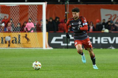 Toronto, ON, Kanada -23 Mart 2024: Jonathan Osorio # 21 Toronto FC orta saha oyuncusu Toronto FC (Kanada) ve Atlanta United (ABD) arasında oynanan MLS Normal Sezonu maçı sırasında topla koşar (Score 2: 0))