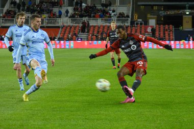 Toronto, ON, Kanada -23 Mart 2024: Toronto FC 'nin Tyrese Spicer # 16 forveti Toronto FC (Kanada) ile Atlanta United (ABD) arasında oynanan MLS Normal Sezonu maçında top ile hareket ediyor (Score 2: 0))