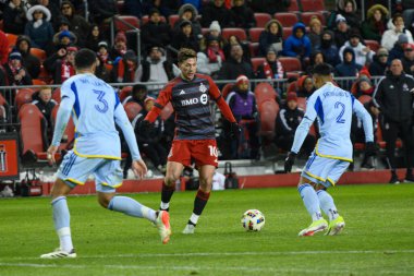 Toronto, ON, Kanada -23 Mart 2024: Toronto FC 'nin 9 numaralı forveti Toronto FC (Kanada) ile Atlanta United (ABD) arasında oynanan MLS Normal Sezonu maçı sırasında topla ileri doğru top sürüyor (Score 2: 0))