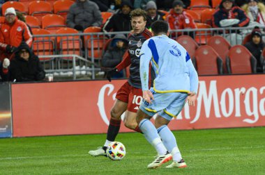 Toronto, ON, Kanada -23 Mart 2024: Toronto FC 'nin 9 numaralı forveti Toronto FC (Kanada) ile Atlanta United (ABD) arasında oynanan MLS Normal Sezonu maçı sırasında topla ileri doğru top sürüyor (Score 2: 0))