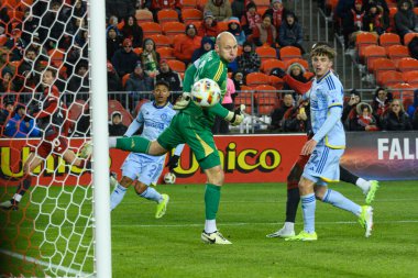Toronto, ON, Kanada -23 Mart 2024: Brad Guzan # 1 Atlanta United kalecisi Toronto FC (Kanada) ile Atlanta United (ABD) arasında oynanan MLS Normal Sezonu maçında topa geri bakıyor (Score 2: 0))