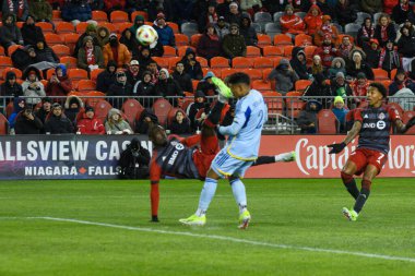 Toronto, ON, Kanada -23 Mart 2024: Toronto FC 'nin 99 numaralı forveti Toronto FC (Kanada) ve Atlanta United (ABD) arasındaki MLS Normal Sezonu maçında BMO Field' da (Skoru 2: 0) topu atıyor)