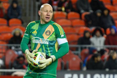Toronto, ON, Kanada -23 Mart 2024: Brad Guzan # 1 Atlanta United kalecisi, Toronto FC (Kanada) ile Atlanta United (ABD) arasında oynanan MLS Normal Sezonu maçında topu tutuyor (Skoru 2: 0))