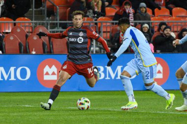 Toronto, ON, Kanada -23 Mart 2024: Toronto FC 'nin 10 numaralı forvet oyuncusu Toronto FC (Kanada) ile Atlanta United (ABD) arasında oynanan MLS Normal Sezonu maçında topla birlikte koşuyor.)