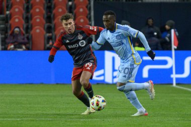 Toronto, ON, Kanada -23 Mart 2024: Kobe Franklin # 19 Toronto FC (L) ve Edwin Mosquera # 20 forvet Atlanta United (R) forveti ile Toronto FC (Kanada) ile Atlanta United (U) arasındaki MLS Normal Sezonu karşılaşmasında top için koşuyor.