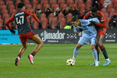 Toronto, ON, Kanada -23 Mart 2024: Daniel Ros # 19 numaralı Atlanta United forveti Toronto FC (Kanada) ile Atlanta United (ABD) arasında oynanan maçta rakibi tarafından engellendi (Skoru 2: 0))