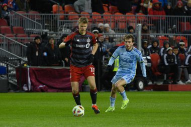 Toronto, ON, Kanada -23 Mart 2024: Sigurd Rosted # 17 Toronto FC defans oyuncusu Toronto FC (Kanada) ve Atlanta United (ABD) arasında oynanan MLS Normal Sezonu maçında topla hareket ediyor (Score 2: 0))