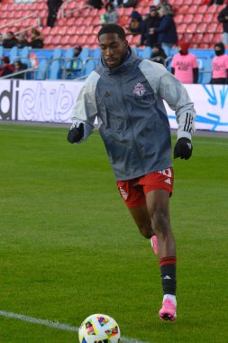 Toronto, ON, Kanada -23 Mart 2024: Tyrese Spicer # 16 numaralı Toronto FC forveti, Toronto FC (Kanada) ile Atlanta United (ABD) arasında oynanan MLS Normal Sezonu karşılaşmasından önce topla ısınıyor (Score 2: 0))