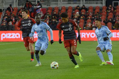 Toronto, ON, Kanada -23 Mart 2024: Jahkeele Marshall-Rutty # 7 forvet Toronto FC 'de Toronto FC (Kanada) ile Atlanta United (ABD) arasında oynanan MLS Normal Sezonu maçı sırasında topla birlikte hareket eder (Score 2: 0).)