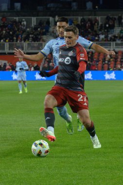 Toronto, ON, Kanada -23 Mart 2024: Shane O 'Neill # 27 Toronto FC defans oyuncusu Toronto FC (Kanada) ile Atlanta United (ABD) arasında oynanan MLS Normal Sezonu maçında top için yarışıyor (Score 2: 0))