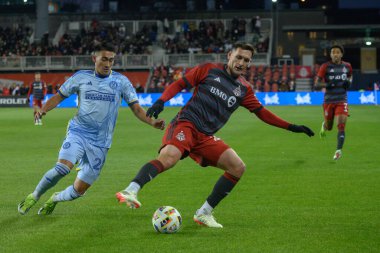 Toronto, ON, Kanada -23 Mart 2024: Shane O 'Neill # 27 Toronto FC defans oyuncusu Toronto FC (Kanada) ile Atlanta United (ABD) arasında oynanan MLS Normal Sezonu maçında top için yarışıyor (Score 2: 0))