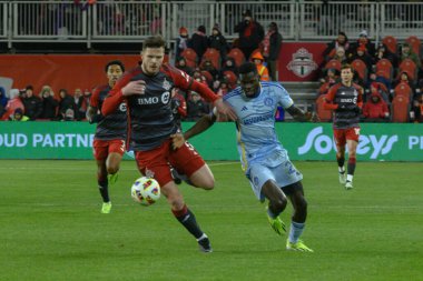 Toronto, ON, Kanada -23 Mart 2024: Toronto FC 'nin 6 numaralı defans oyuncusu Toronto FC (Kanada) ile Atlanta United (ABD) arasında oynanan MLS Normal Sezonu maçında top için koşuyor (Score 2: 0))