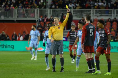 Toronto, ON, Kanada -23 Mart 2024: Toronto FC (Kanada) ile Atlanta United (ABD) arasında oynanan MLS Normal Sezonu maçında hakem, Kevin Long # 5 numaralı Toronto FC defans oyuncusuna sarı kart gösterdi (Score 2: 0))