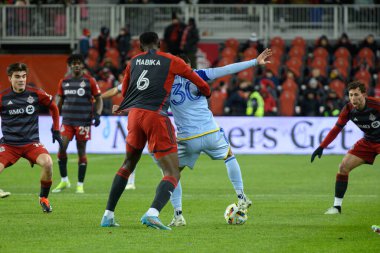 Toronto, ON, Kanada -23 Mart 2024: Toronto FC 'nin 6 numaralı defans oyuncusu Elio Nicolas de Araujo Firmino' yu Atlanta Birliği 'nin 30 numaralı forvetinde tutuyor.