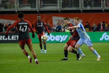 Toronto, ON, Kanada -23 Mart 2024: Toronto FC 'nin 5 numaralı defans oyuncusu Toronto FC (Kanada) ile Atlanta United (ABD) arasında oynanan MLS Normal Sezonu maçında topu korumak için BMO Field' da (Score 2: 0))