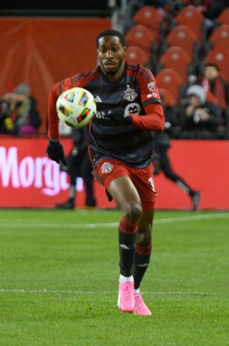 Toronto, ON, Kanada -23 Mart 2024: Toronto FC 'nin Tyrese Spicer # 16 forvet oyuncusu Toronto FC (Kanada) ile Atlanta United (ABD) arasında oynanan MLS Normal Sezonu maçında topla koşuyor (Score 2: 0))