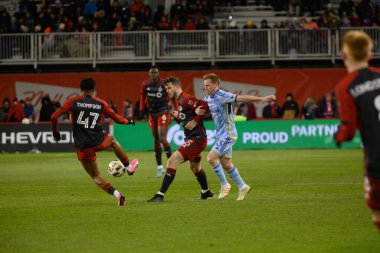 Toronto, ON, Kanada -23 Mart 2024: Toronto FC 'nin 5 numaralı defans oyuncusu Toronto FC (Kanada) ile Atlanta United (ABD) arasında oynanan MLS Normal Sezonu maçında topu korumak için BMO Field' da (Score 2: 0))