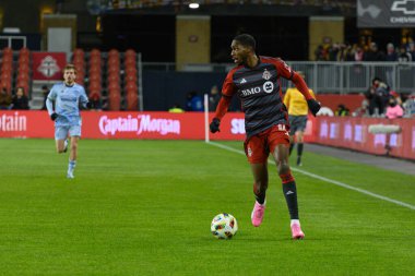 Toronto, ON, Kanada -23 Mart 2024: Toronto FC 'nin Tyrese Spicer # 16 forvet oyuncusu Toronto FC (Kanada) ile Atlanta United (ABD) arasında oynanan MLS Normal Sezonu maçında topla koşuyor (Score 2: 0))