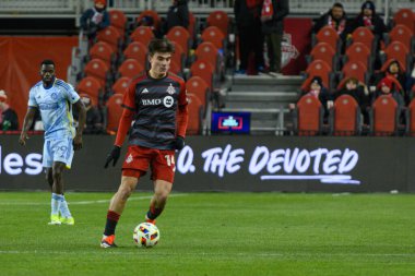 Toronto, ON, Kanada -23 Mart 2024: Alonso Coello # 14 orta saha oyuncusu Toronto FC (Kanada) ile Atlanta United (ABD) arasında oynanan MLS Normal Sezonu maçı sırasında top ile Toronto FC 'de (Score 2: 0))