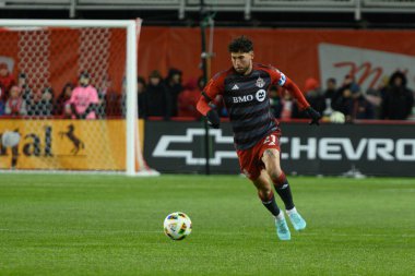 Toronto, ON, Kanada -23 Mart 2024: Jonathan Osorio # 21 Toronto FC orta saha oyuncusu Toronto FC (Kanada) ve Atlanta United (ABD) arasında oynanan MLS Normal Sezonu maçı sırasında topla koşar (Score 2: 0))