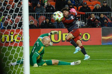 Toronto, ON, Kanada -23 Mart 2024: Jonathan Osorio # 21 Toronto FC orta saha oyuncusu Toronto FC (Kanada) ile Atlanta United (ABD) arasında oynanan MLS Normal Sezonu maçı sırasında uçan topa bakıyor (Score 2: 0))