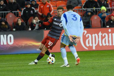 Toronto, ON, Kanada -23 Mart 2024: Toronto FC 'nin 9 numaralı forveti Toronto FC (Kanada) ile Atlanta United (ABD) arasında oynanan MLS Normal Sezonu maçı sırasında topla ileri doğru top sürüyor (Score 2: 0))