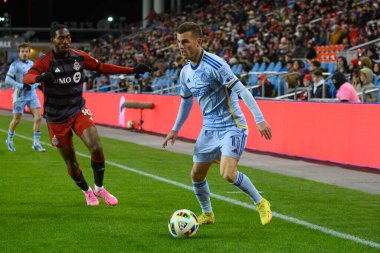 Toronto, ON, Kanada -23 Mart 2024: Brooks Lennon # 11 Atlanta United defans oyuncusu, Toronto FC (Kanada) ile Atlanta United (ABD) arasında oynanan MLS Normal Sezonu maçında topla hareket ediyor.)