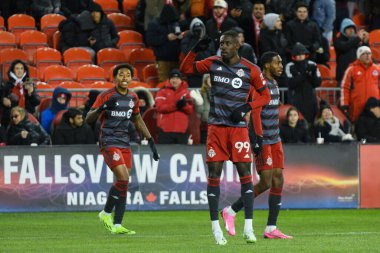 Toronto, ON, Kanada -23 Mart 2024: Toronto FC oyuncuları bu golü Toronto FC (Kanada) ile Atlanta United (ABD) arasında oynanan MLS Normal Sezonu maçında BMO Field 'da (Skoru 2: 0) kutladı.)