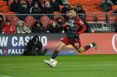 Toronto, ON, Kanada -23 Mart 2024: Toronto FC 'nin 10 numaralı forvet oyuncusu Toronto FC (Kanada) ile Atlanta United (ABD) arasında oynanan MLS Normal Sezonu maçında topla birlikte koşuyor.)