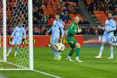 Toronto, ON, Kanada -23 Mart 2024: Brad Guzan # 1 Atlanta United kalecisi Toronto FC (Kanada) ile Atlanta United (ABD) arasında oynanan MLS Normal Sezonu maçında topa geri bakıyor (Score 2: 0))