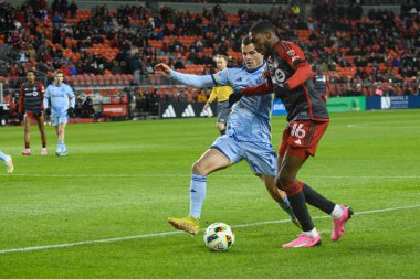 Toronto, ON, Kanada -23 Mart 2024: Toronto FC 'nin 6 numaralı defans oyuncusu Toronto FC (Kanada) ile Atlanta United (ABD) arasında oynanan MLS Normal Sezonu maçında topla hareket ediyor (Score 2: 0))