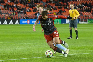 Toronto, ON, Kanada -23 Mart 2024: Toronto FC 'nin 10 numaralı forvet oyuncusu Toronto FC (Kanada) ile Atlanta United (ABD) arasında oynanan MLS Normal Sezonu karşılaşmasında top için yarışacak.)