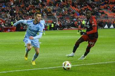 Toronto, ON, Kanada -23 Mart 2024: Toronto FC 'nin 99 no' lu forveti Toronto FC (Kanada) ile Atlanta United (ABD) arasında oynanan MLS Normal Sezonu maçında topla hareket ediyor (Score 2: 0))