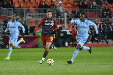 Toronto, ON, Kanada -23 Mart 2024: Toronto FC 'nin 10 numaralı forvet oyuncusu Toronto FC (Kanada) ile Atlanta United (ABD) arasında oynanan MLS Normal Sezonu karşılaşmasında top için yarışacak.)