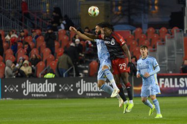 Toronto, ON, Kanada -23 Mart 2024: Deandre Kerr # 29 Toronto FC (R) forveti ve Derrick Williams # 3 numaralı Atlanta United (L) defans oyuncusu Toronto FC (Kanada) ve Atlanta United arasında oynanan MLS Normal Sezonu karşılaşmasında top için zıpladı (