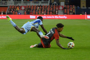 Toronto, ON, Kanada -23 Mart 2024: Jahkeele Marshall-Rutty # 7 numaralı Toronto FC forveti Toronto FC (Kanada) ile Atlanta United (ABD) arasında oynanan MLS Normal Sezonu karşılaşması sırasında düştü (Skoru 2: 0))
