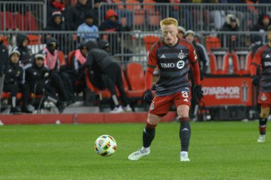 Toronto, ON, Kanada -23 Mart 2024: Matthew Longstaff # 8 Toronto FC orta saha oyuncusu Toronto FC (Kanada) ile Atlanta United (ABD) arasında oynanan MLS Normal Sezonu maçı sırasında top ile birlikte (Score 2: 0))