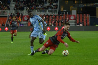 Toronto, ON, Kanada -23 Mart 2024: Toronto FC 'nin 6 numaralı defans oyuncusu Toronto FC (Kanada) ile Atlanta United (ABD) arasında oynanan MLS Normal Sezonu maçında top için koşuyor (Score 2: 0))