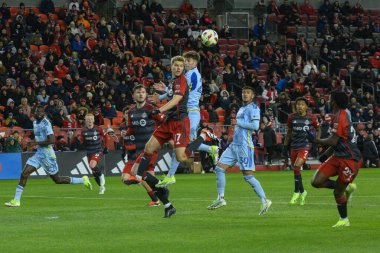 Toronto, ON, Kanada -23 Mart 2024: Oyuncular BMO Field 'da oynanan Toronto FC (Kanada) ile Atlanta United (ABD) arasındaki MLS Normal Sezonu maçında topa bakıyorlar (Score 2: 0))