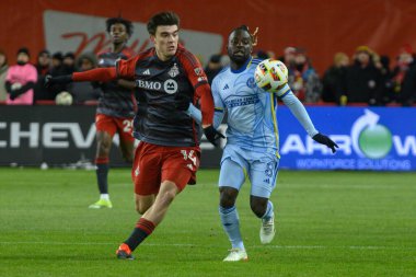 Toronto, ON, Kanada -23 Mart 2024: Alonso Coello # 14 Toronto FC (L) ve Tristan Muyumba # 8 Atlanta United (R) 'ın orta saha oyuncusu Toronto FC (Kanada) ve Atlanta United arasında oynanan MLS Regular Season maçında top için yarışıyor.